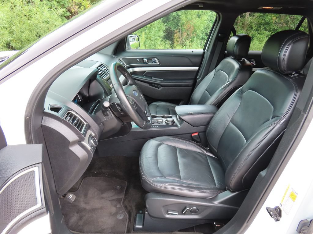 Used 2017 Ford Explorer XLT w/ Equipment Group 202A AWD/4WD image 23