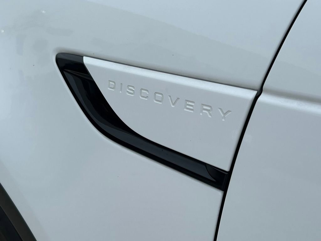 Used 2025 Land Rover Discovery S image 16