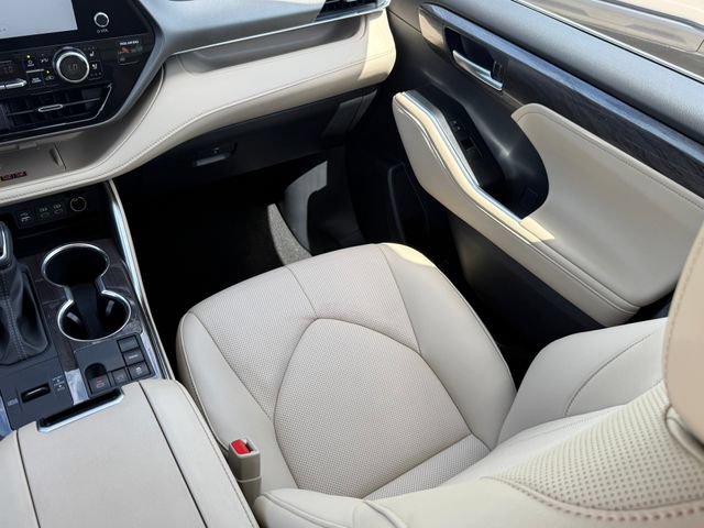 Used 2025 Toyota Highlander Limited FWD image 25