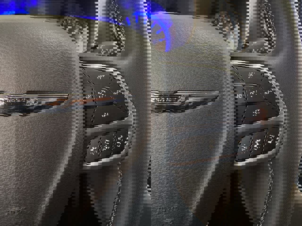 Used 2024 Chrysler Pacifica Touring-L image 21