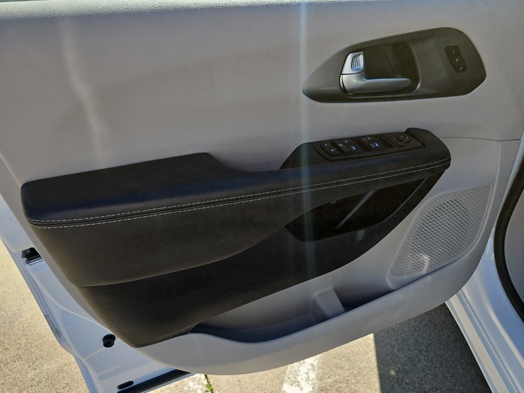 Certified 2024 Chrysler Pacifica Touring-L FWD image 16