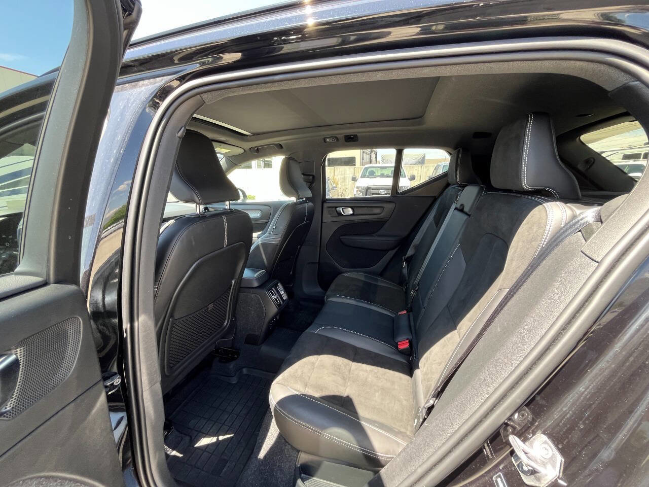 Used 2022 Volvo XC40 T5 R-Design w/ Advanced Package image 20