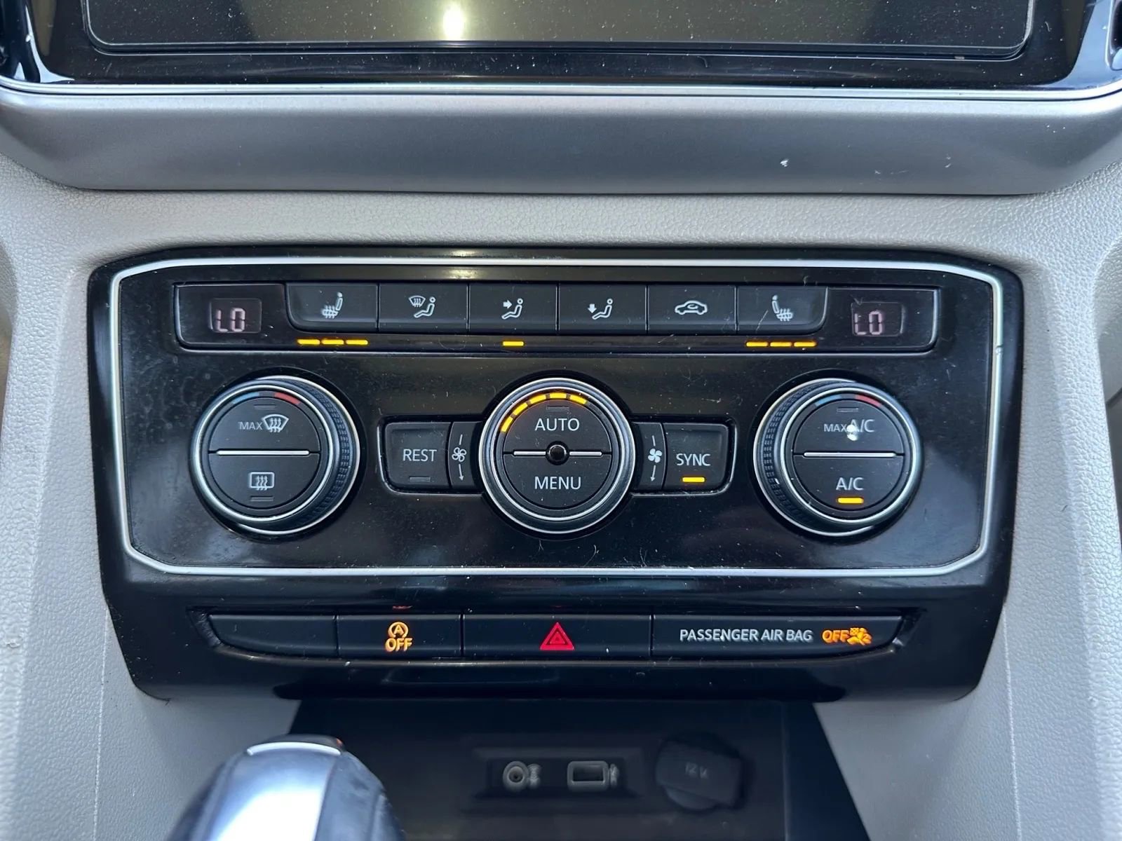 Used 2018 Volkswagen Atlas SEL w/ R-Line Package image 17