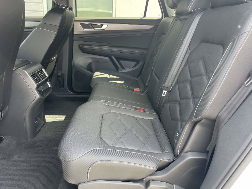 Used 2025 Volkswagen Atlas Cross Sport SE FWD image 12