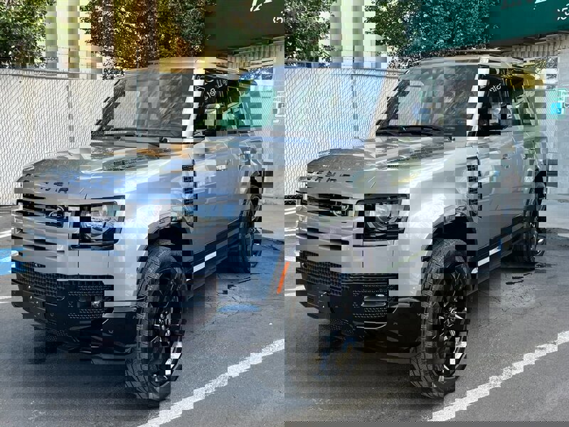 Used 2024 Land Rover Defender 130 X-Dynamic SE image 3
