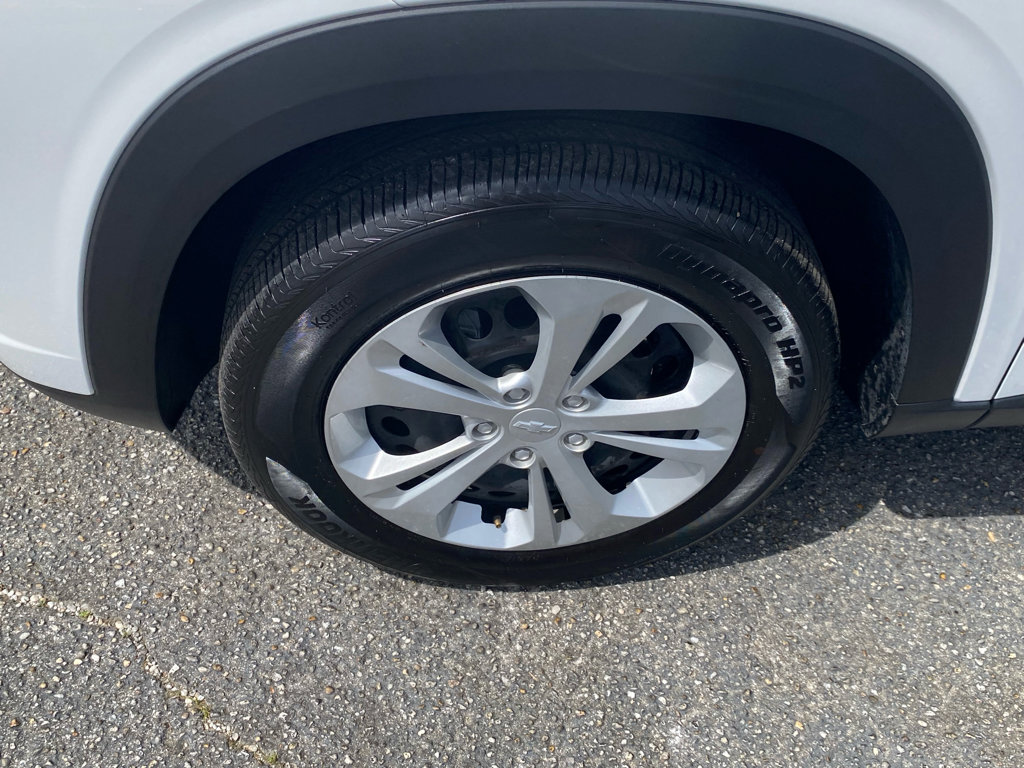 Used 2025 Chevrolet Trax LS image 16