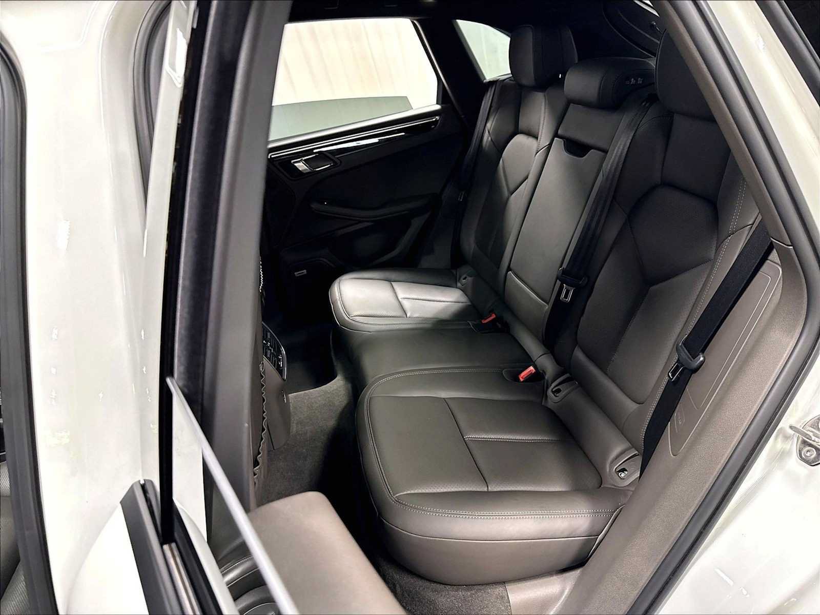 Used 2024 Porsche Macan w/ Premium Plus Package AWD/4WD image 30
