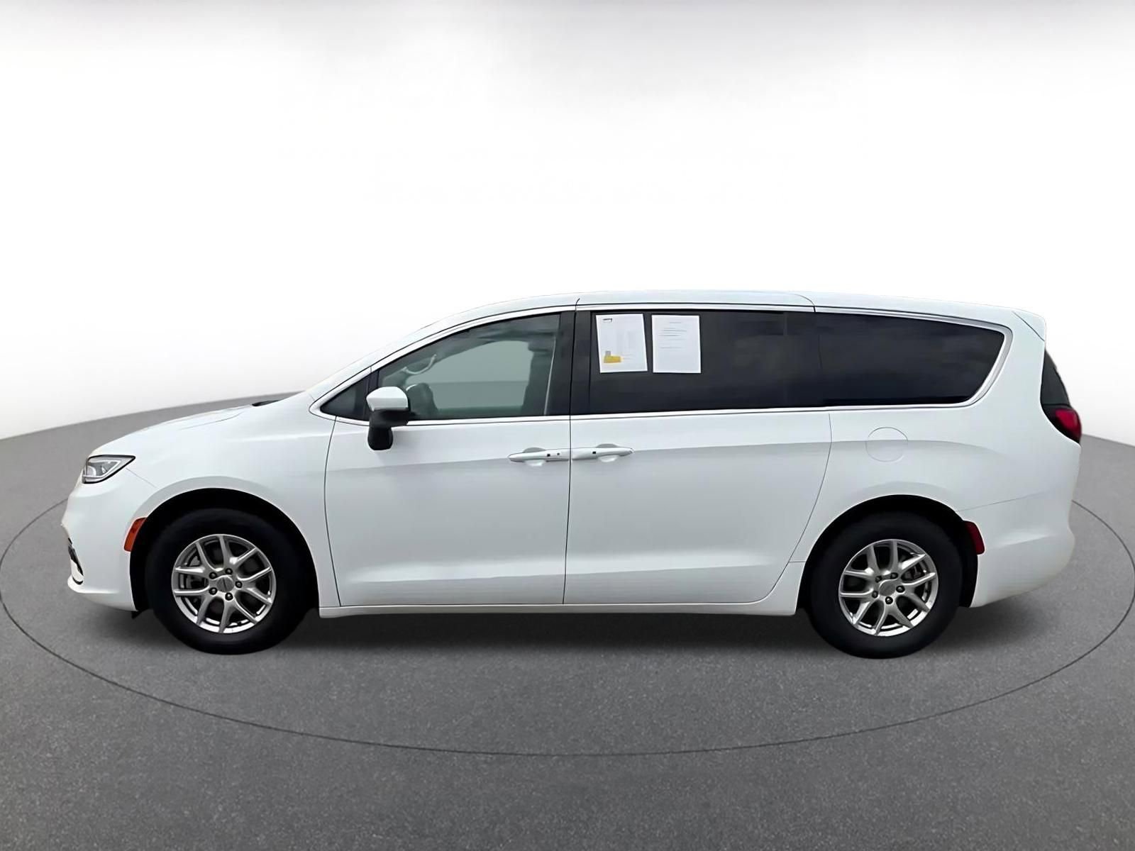 Used 2023 Chrysler Pacifica Touring-L FWD image 9