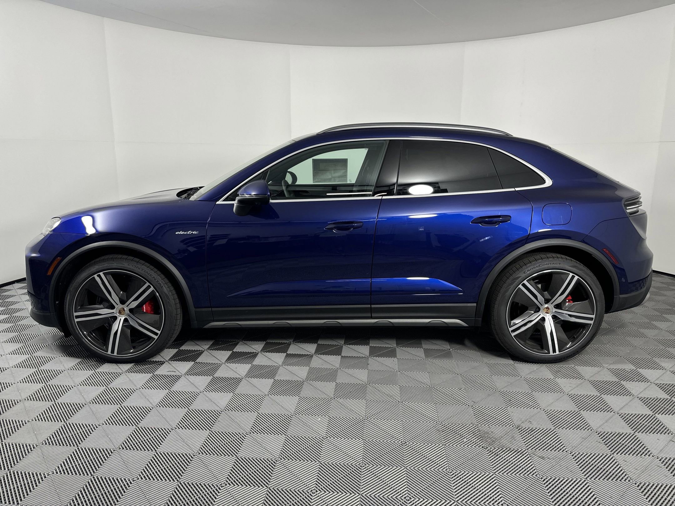 Used 2025 Porsche Macan 4S Electric image 2