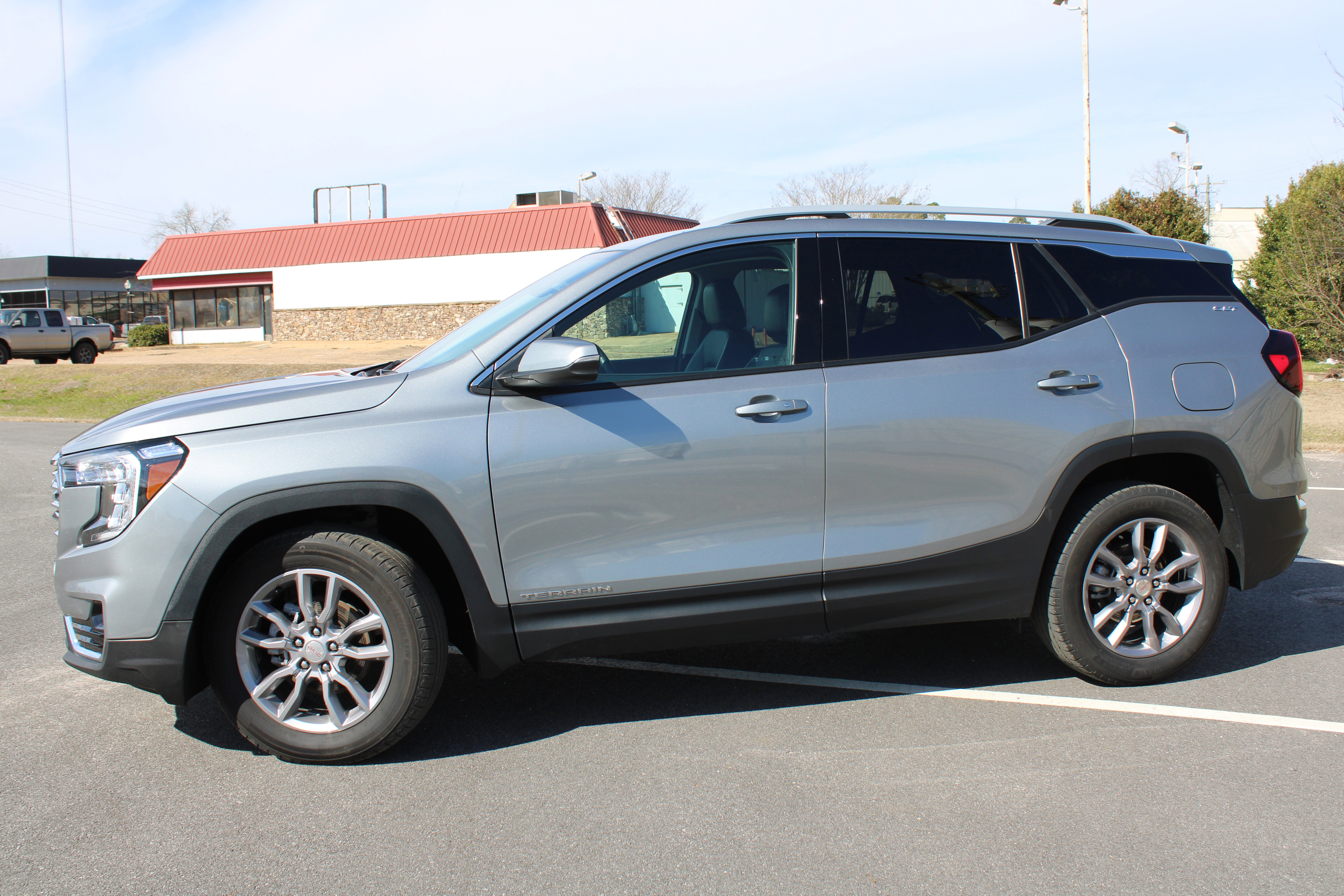 Used 2024 GMC Terrain SLT image 2