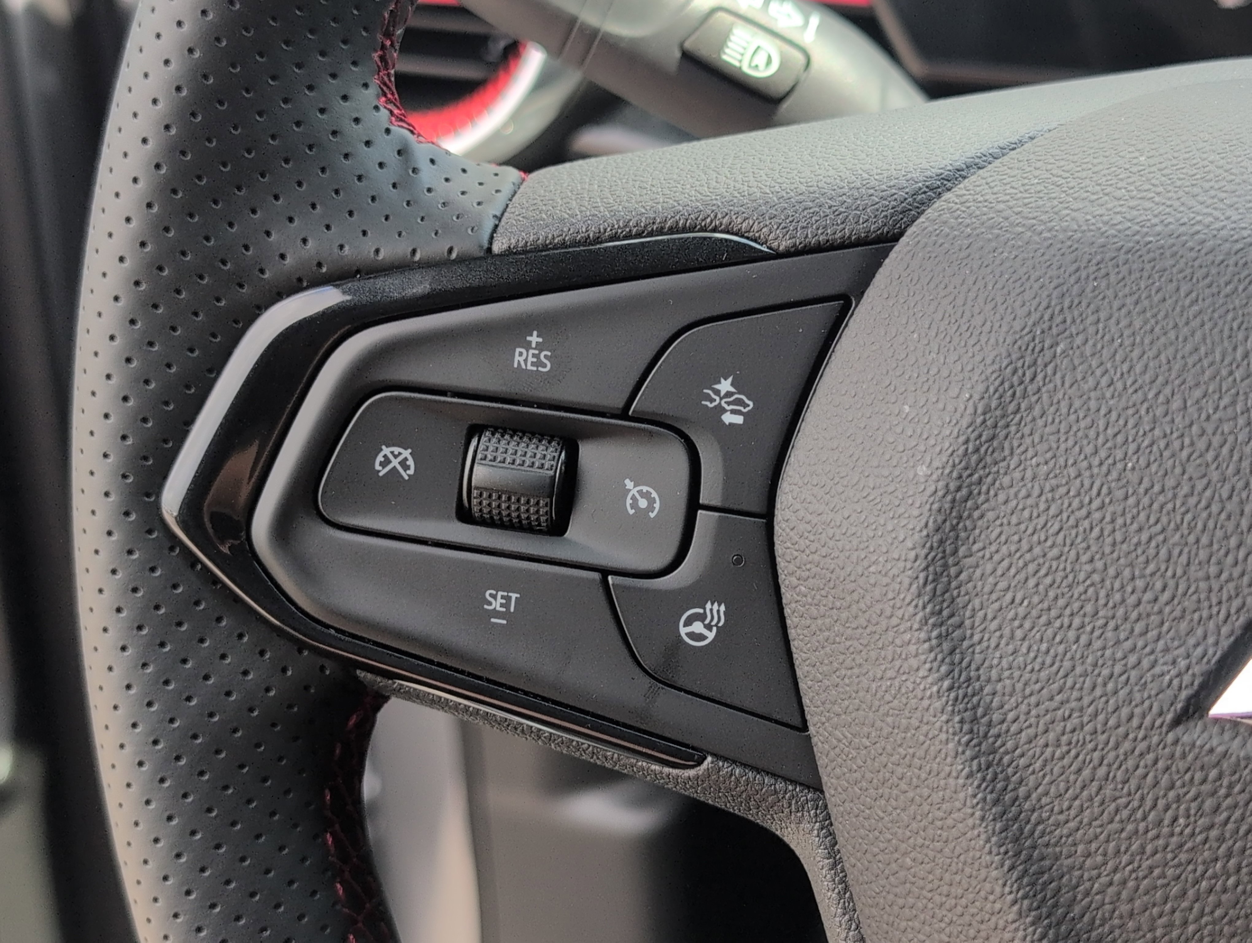 Certified 2026 Chevrolet Trax RS FWD image 26