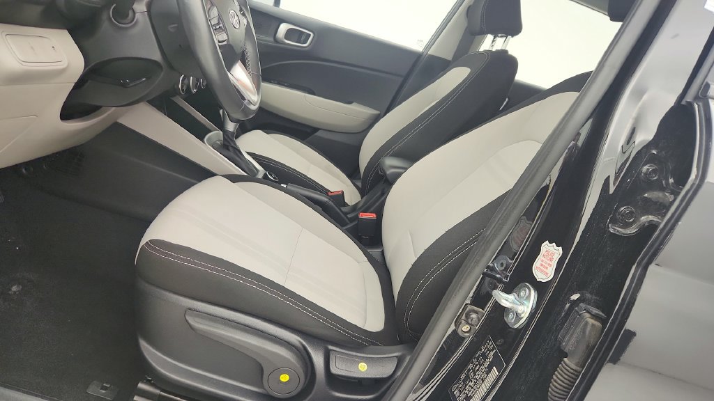 Used 2025 Hyundai Venue SEL FWD image 14
