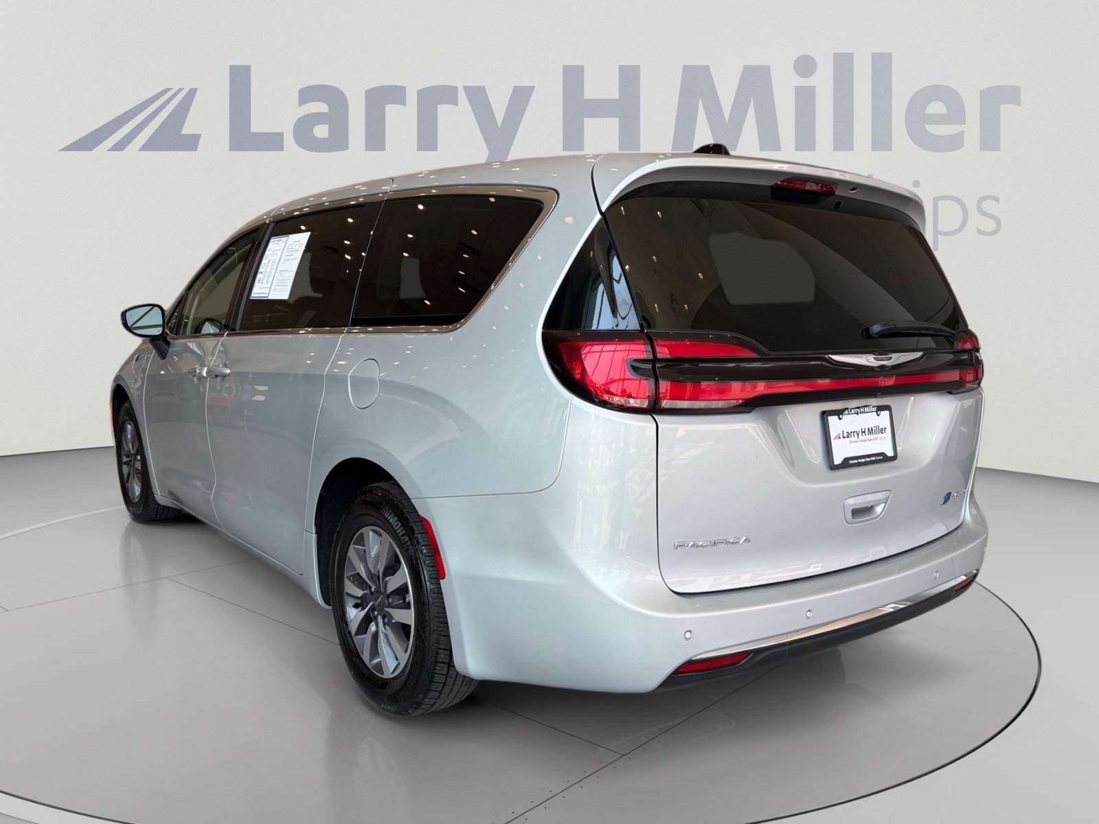 Used 2024 Chrysler Pacifica Limited FWD image 3