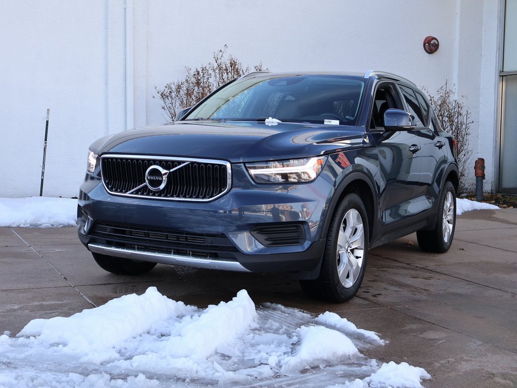 Used 2022 Volvo XC40 T5 Momentum image 3