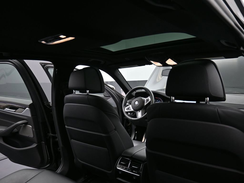 Used 2020 BMW M550i xDrive image 18