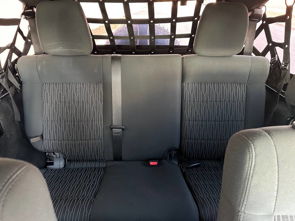 Used 2012 Jeep Wrangler Unlimited Rubicon w/ Dual Top Group image 17