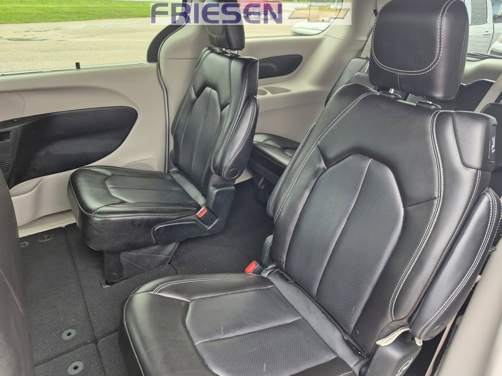 Used 2023 Chrysler Pacifica Touring-L image 10