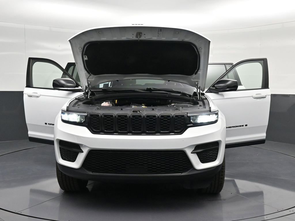 Used 2022 Jeep Grand Cherokee Altitude RWD image 47