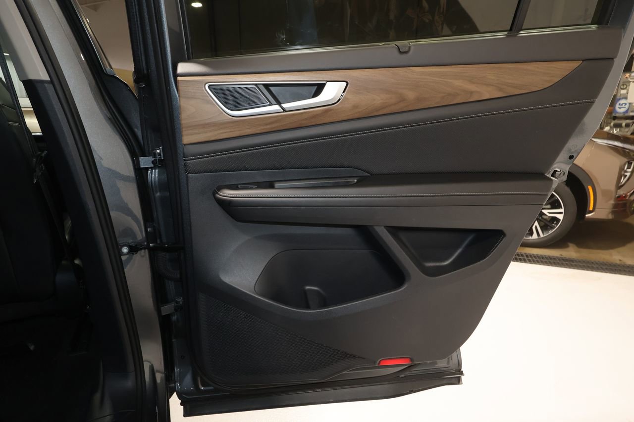 Used 2025 Volkswagen Atlas SE image 18