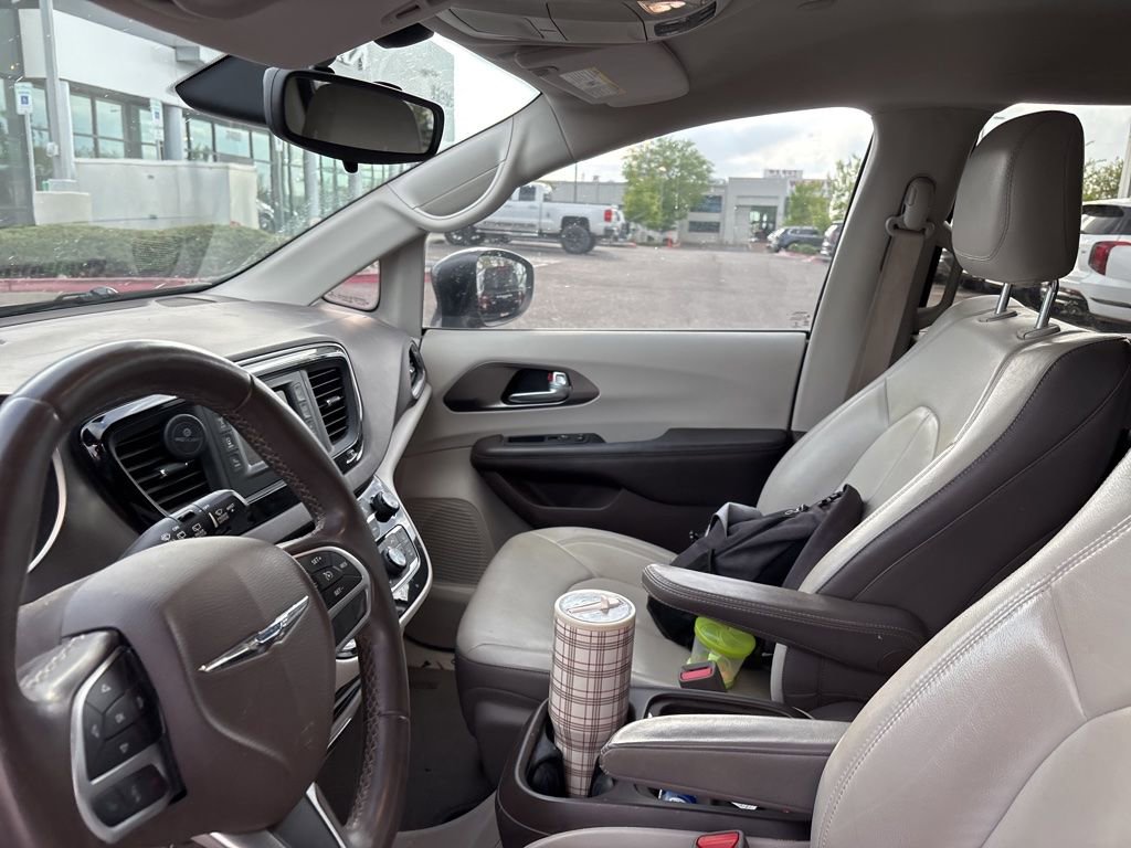 Used 2017 Chrysler Pacifica Touring-L image 15