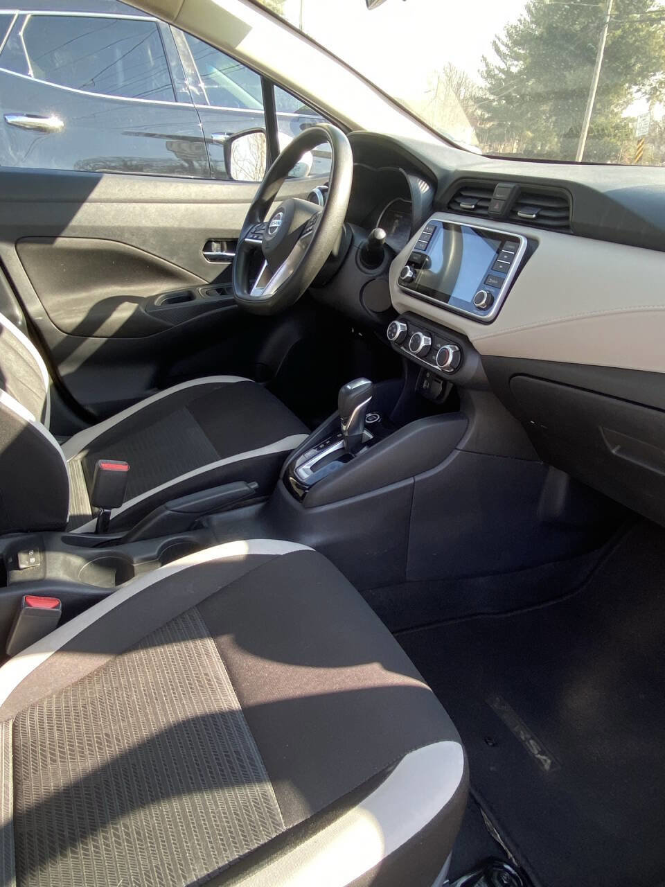 Used 2021 Nissan Versa SV image 2