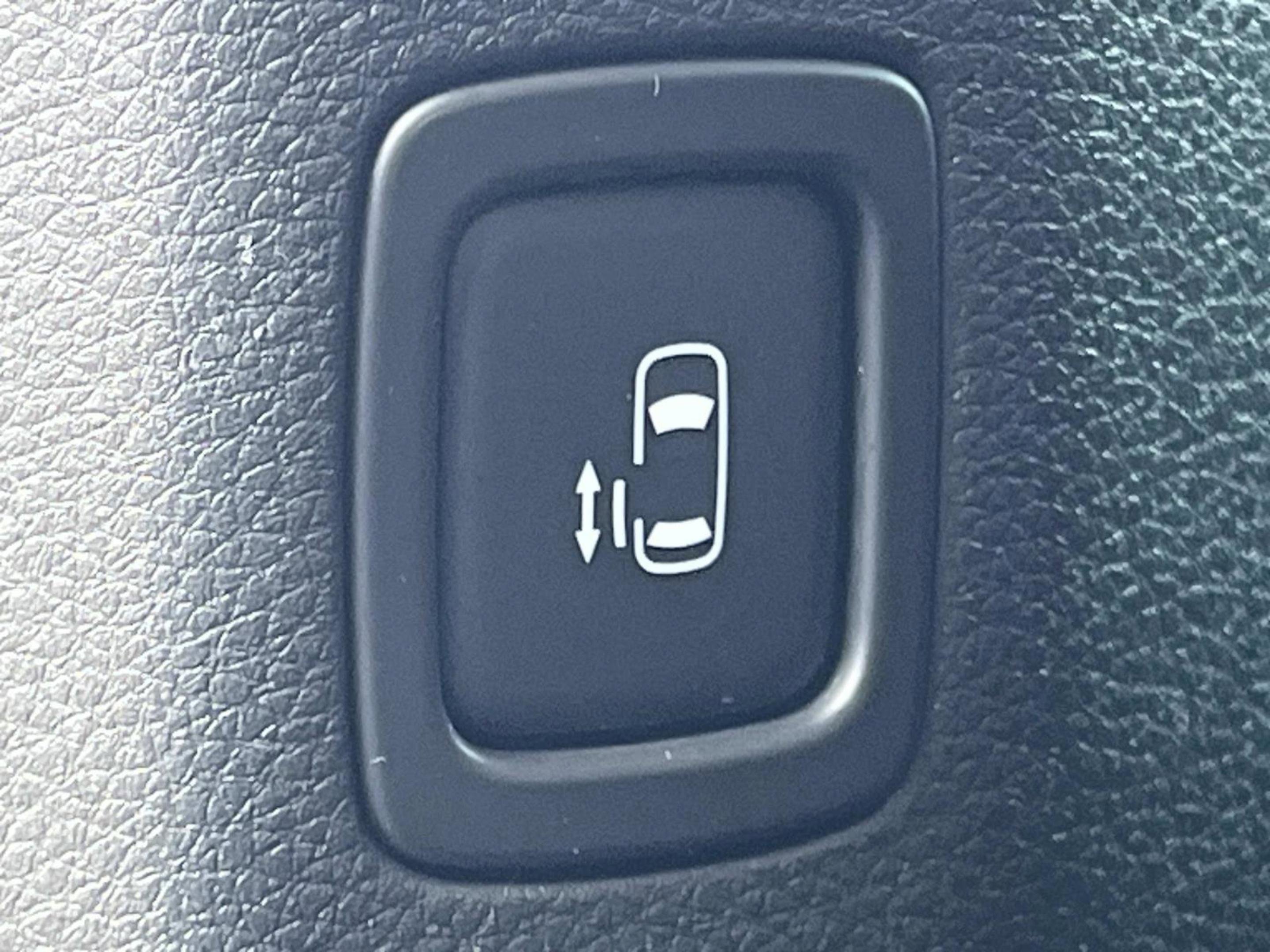 Used 2024 Kia Carnival LX image 19