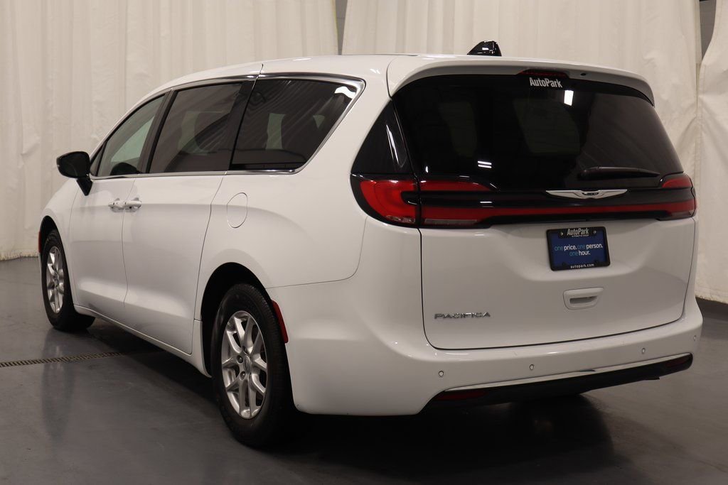 Used 2025 Chrysler Pacifica Select image 8