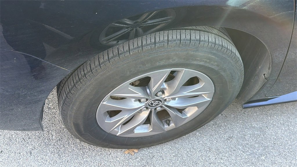 Certified 2025 Toyota Sienna XLE image 9