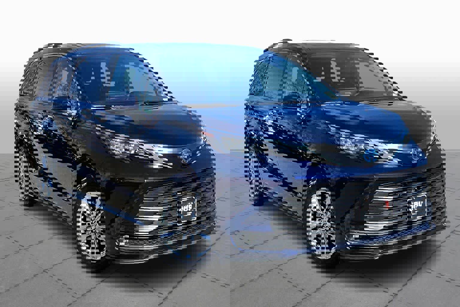 Used 2025 Toyota Sienna XLE w/ XLE Plus Package image 3