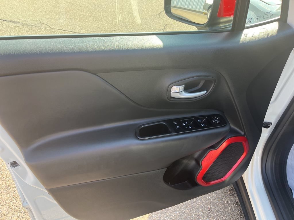 Used 2023 Jeep Renegade Latitude w/ Sun/Sound Group AWD/4WD image 12