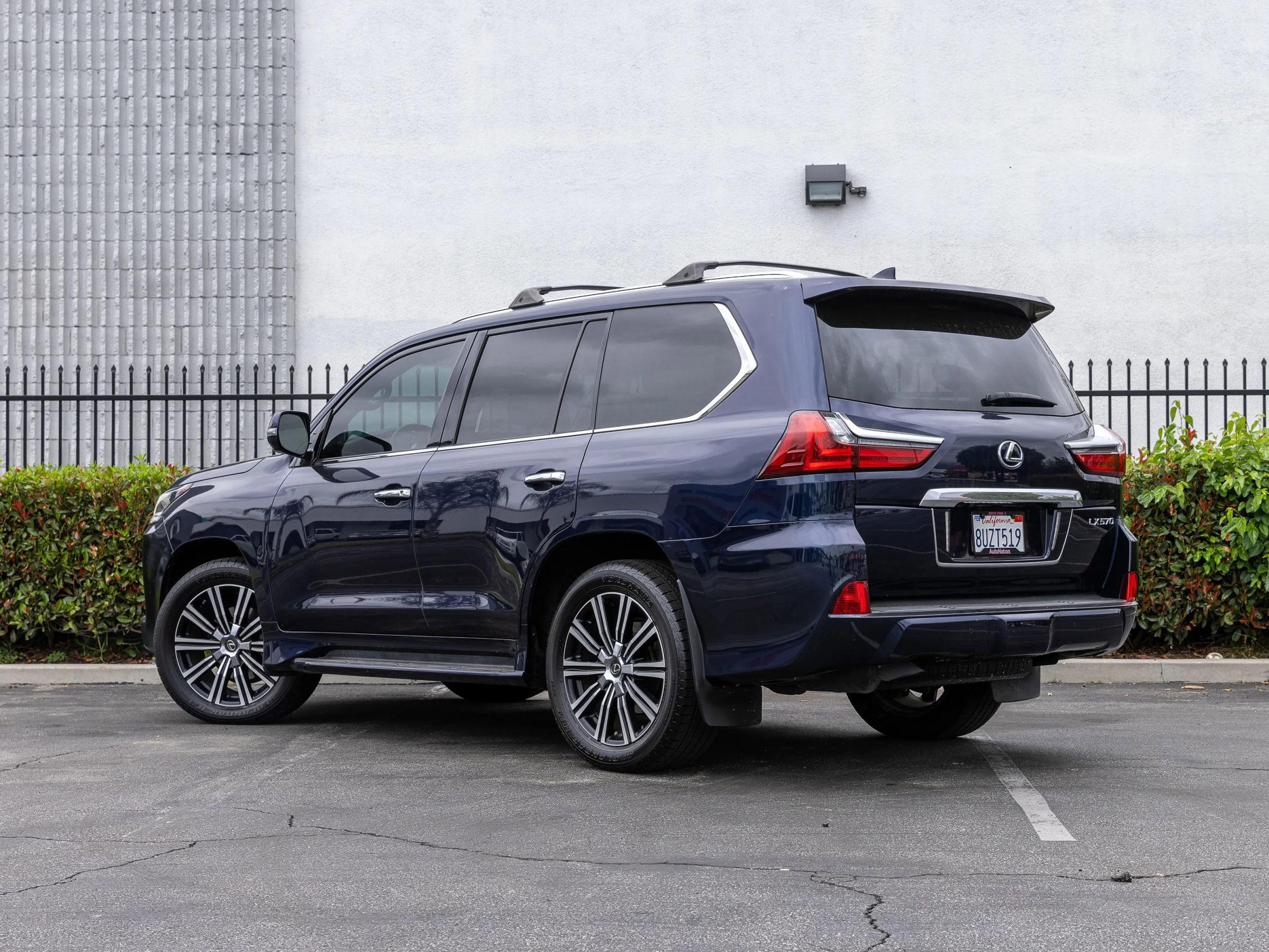 Used 2021 Lexus LX 570 4WD w/ Luxury Package image 2