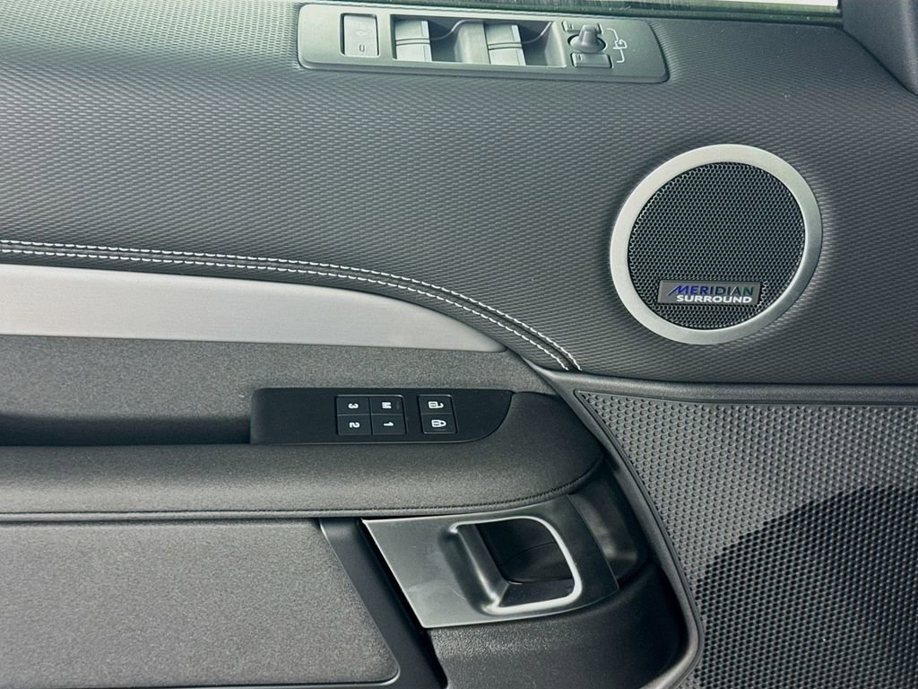 New 2025 Land Rover Discovery Dynamic SE image 17