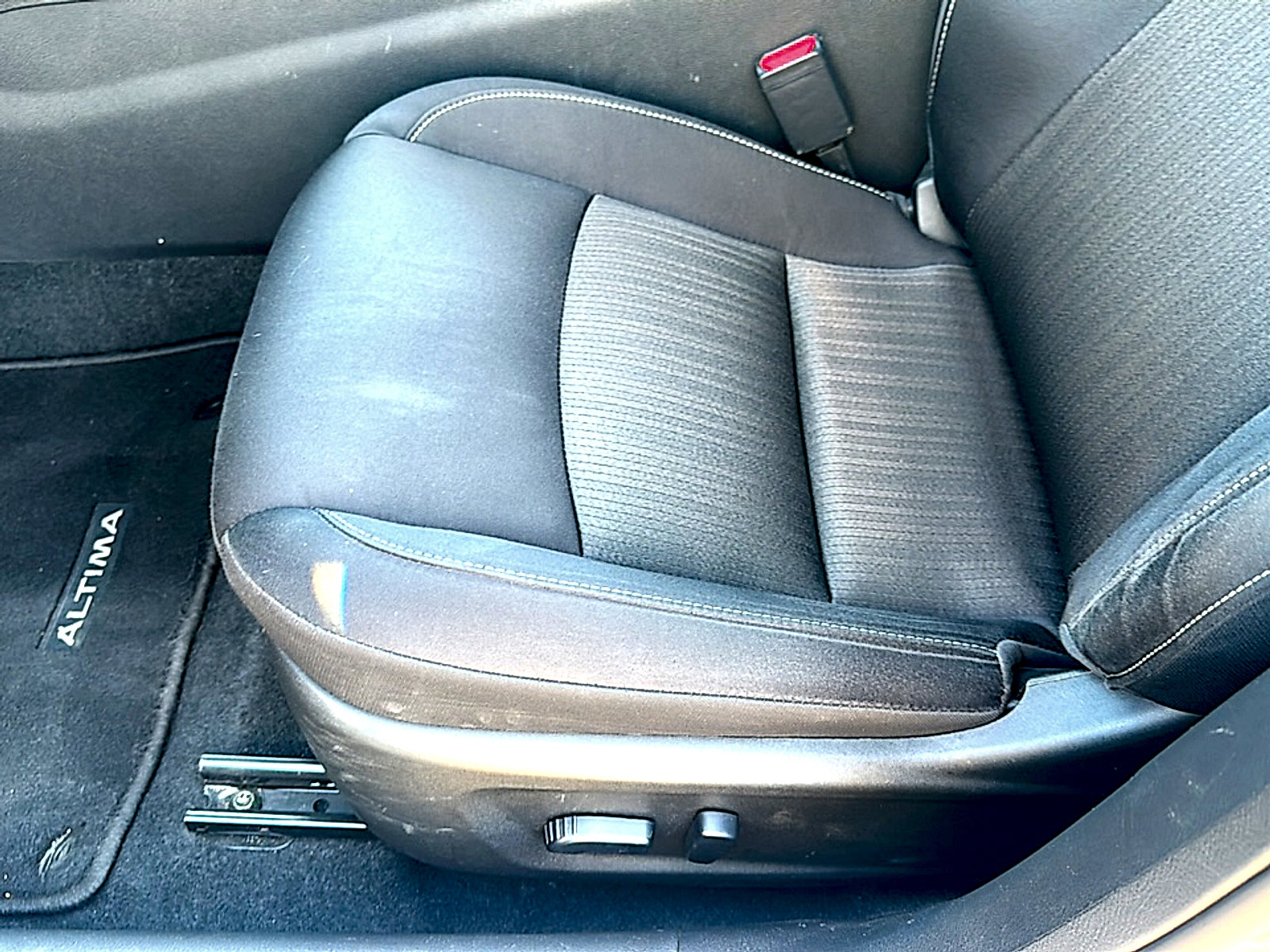 Used 2024 Nissan Altima 2.5 SV image 15