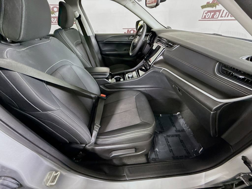 Used 2023 Jeep Grand Cherokee L Laredo AWD/4WD image 30