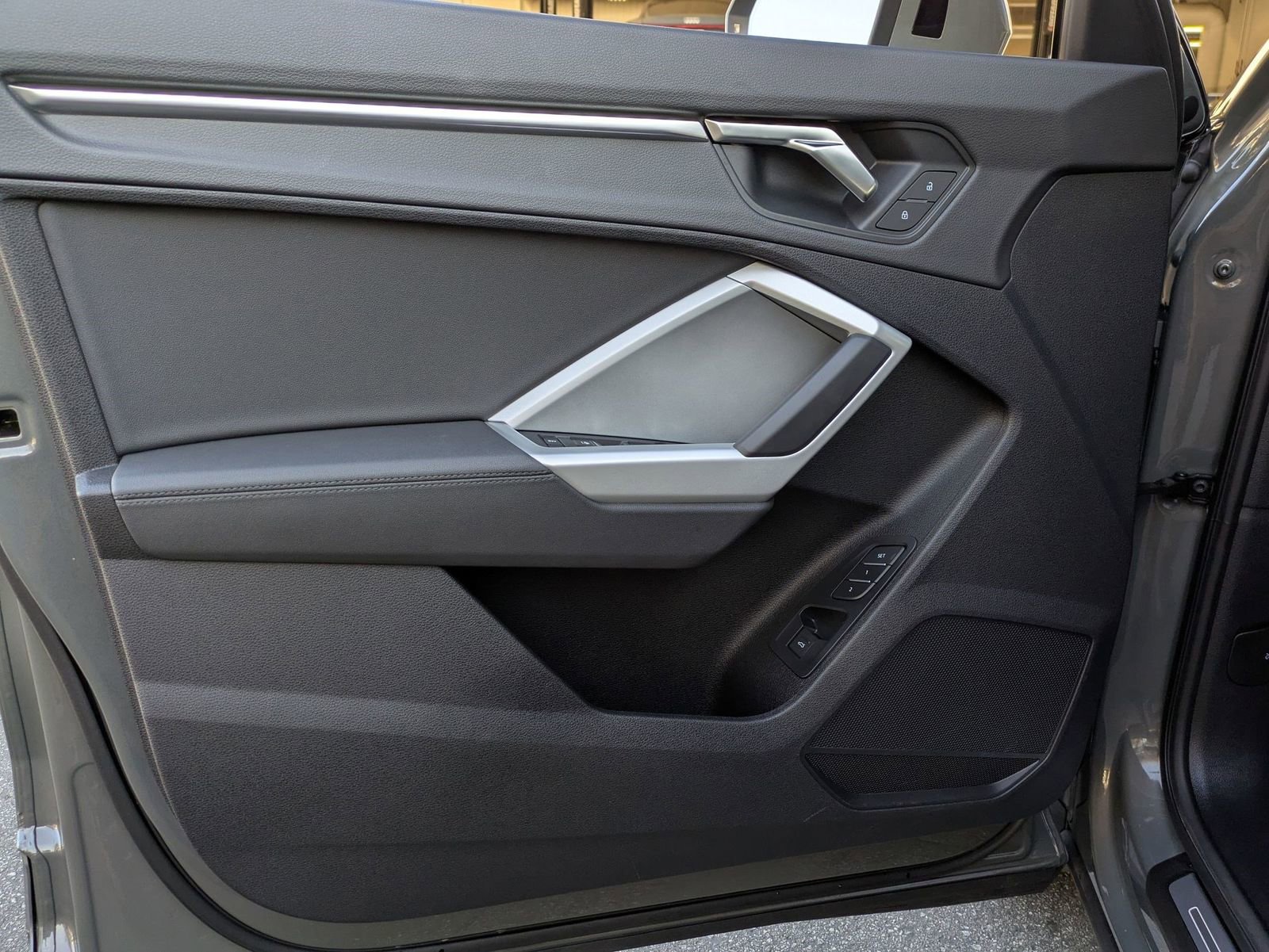 Used 2025 Audi Q3 2.0T Premium w/ Convenience Package image 16