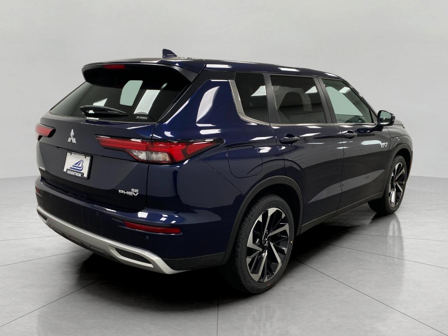 New 2025 Mitsubishi Outlander 4WD Plug-In Hybrid image 3