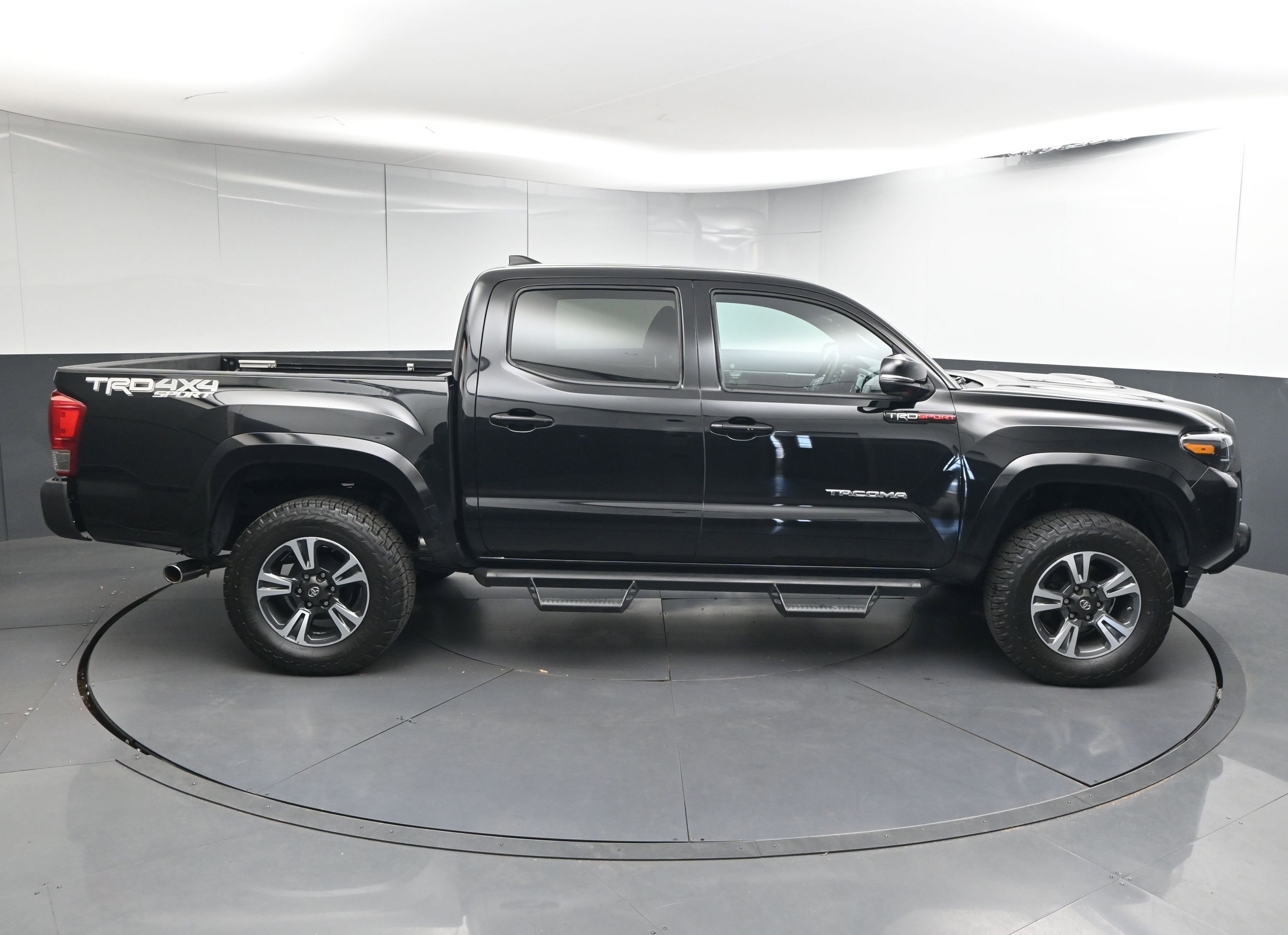 Used 2017 Toyota Tacoma TRD Sport image 5