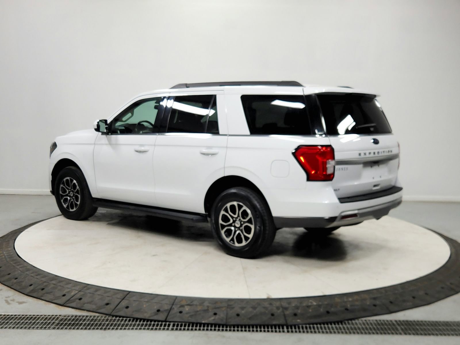 Used 2024 Ford Expedition XLT image 5