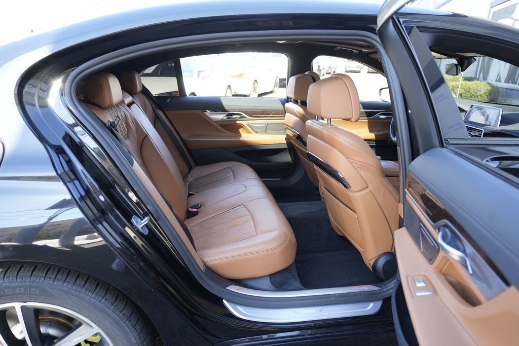 Used 2020 BMW 750i xDrive w/ Cold Weather Package image 40