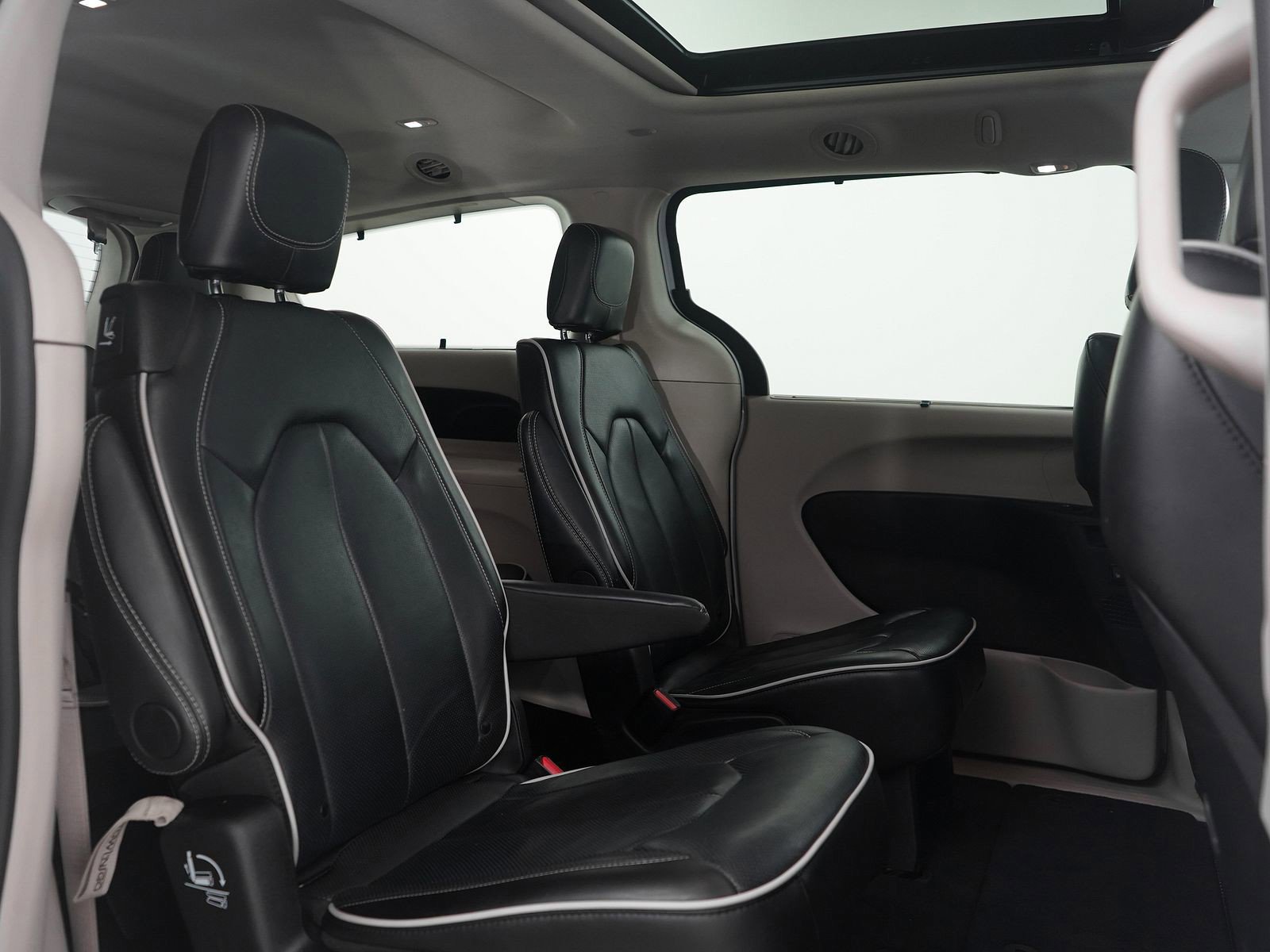 Used 2024 Chrysler Pacifica Limited image 13