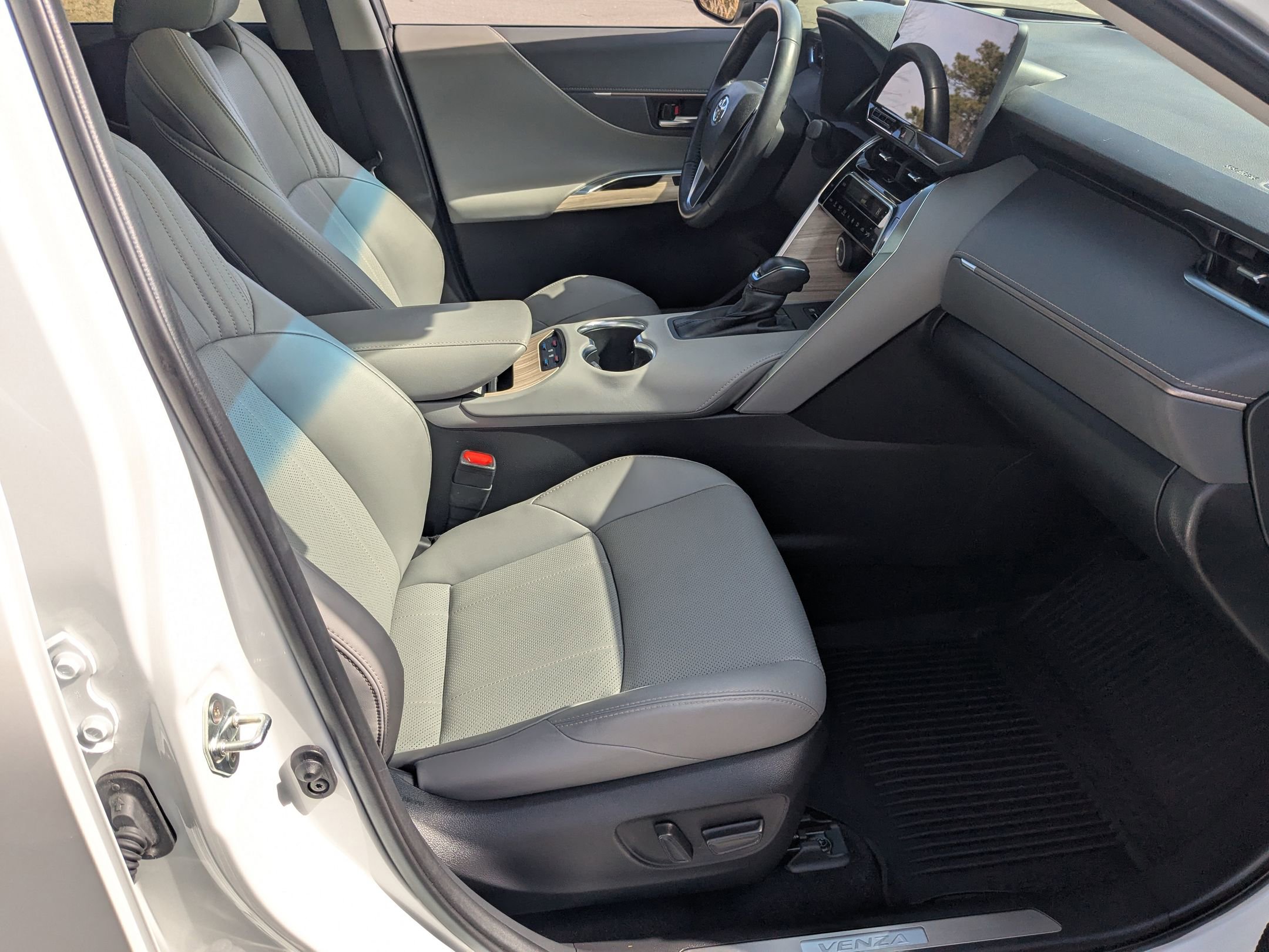 Used 2024 Toyota Venza Limited image 28