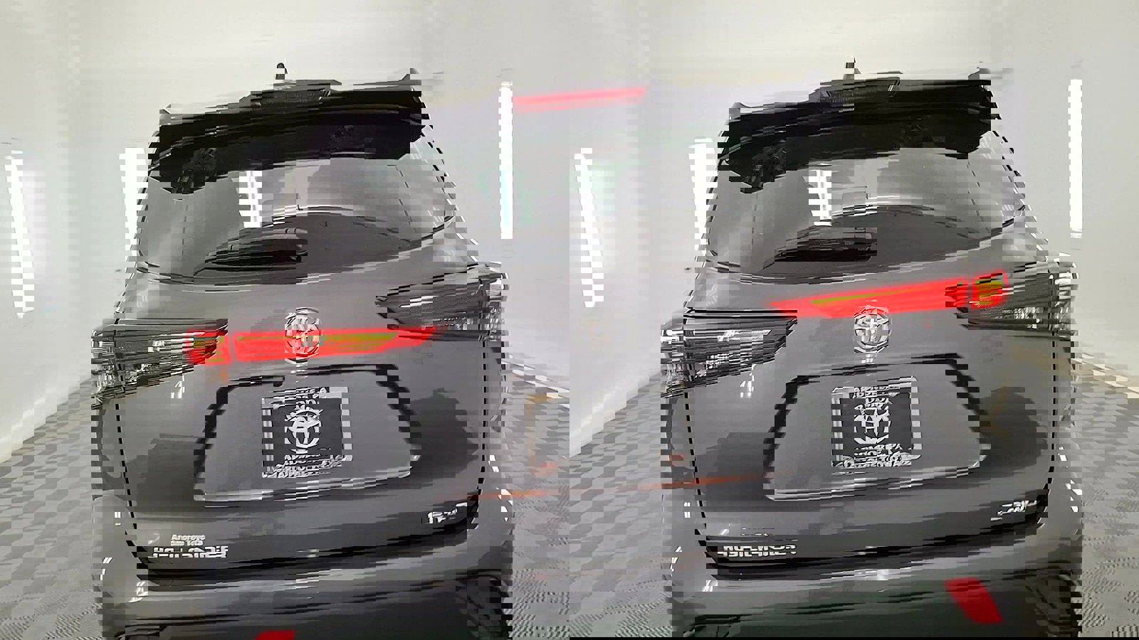 Used 2022 Toyota Highlander LE image 3