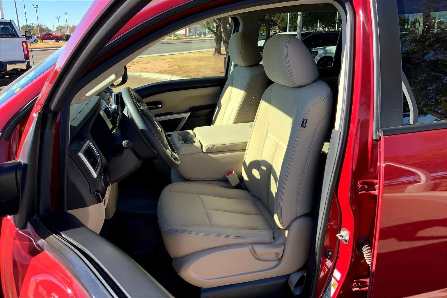 Used 2017 Nissan Titan SV RWD image 8