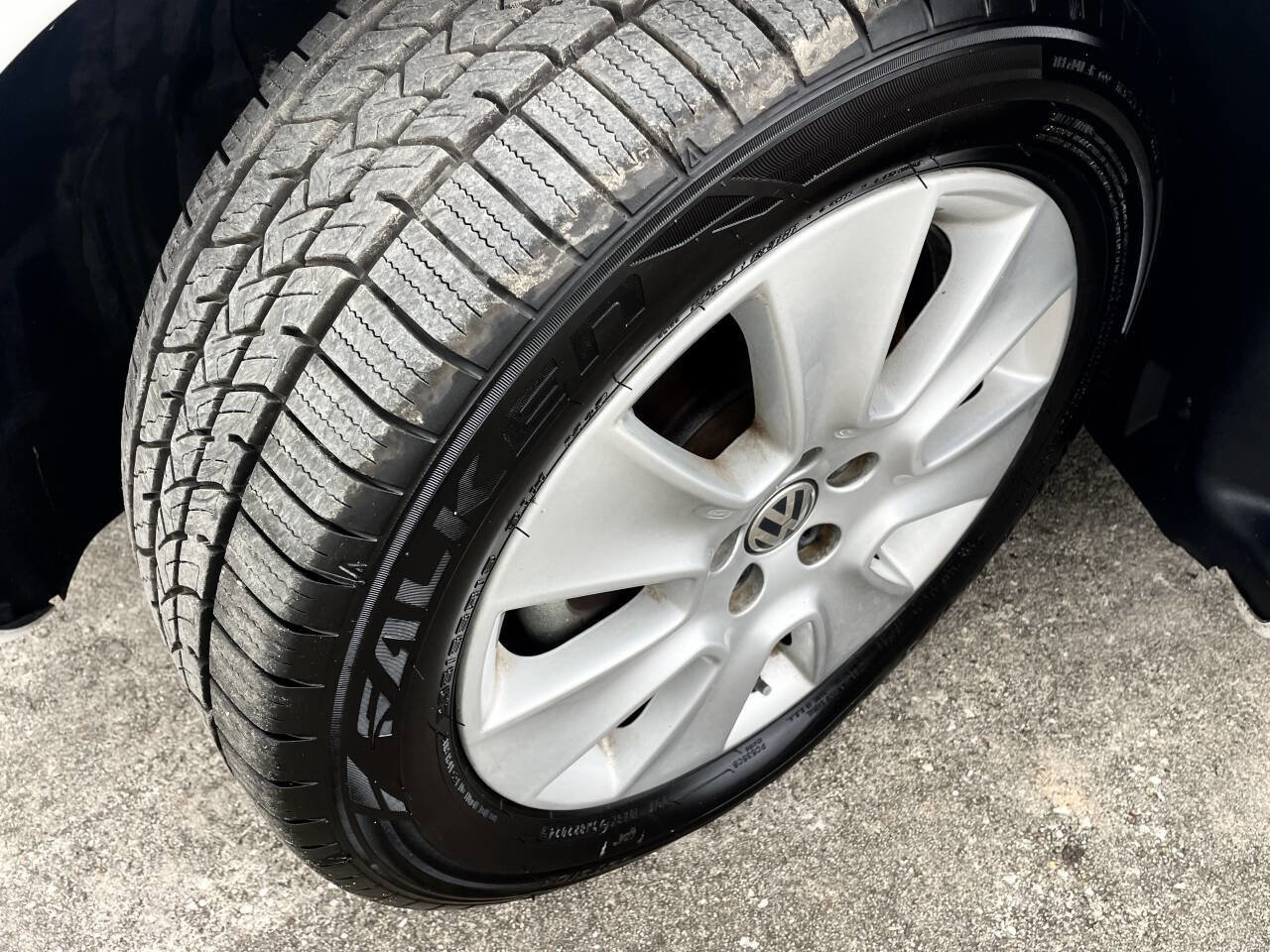 Used 2009 Volkswagen Beetle Base 2dr Coupe 5M image 31