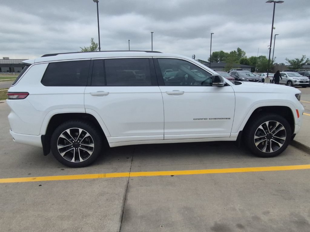 Used 2021 Jeep Grand Cherokee L Overland w/ Advanced Protech Group III AWD/4WD image 9