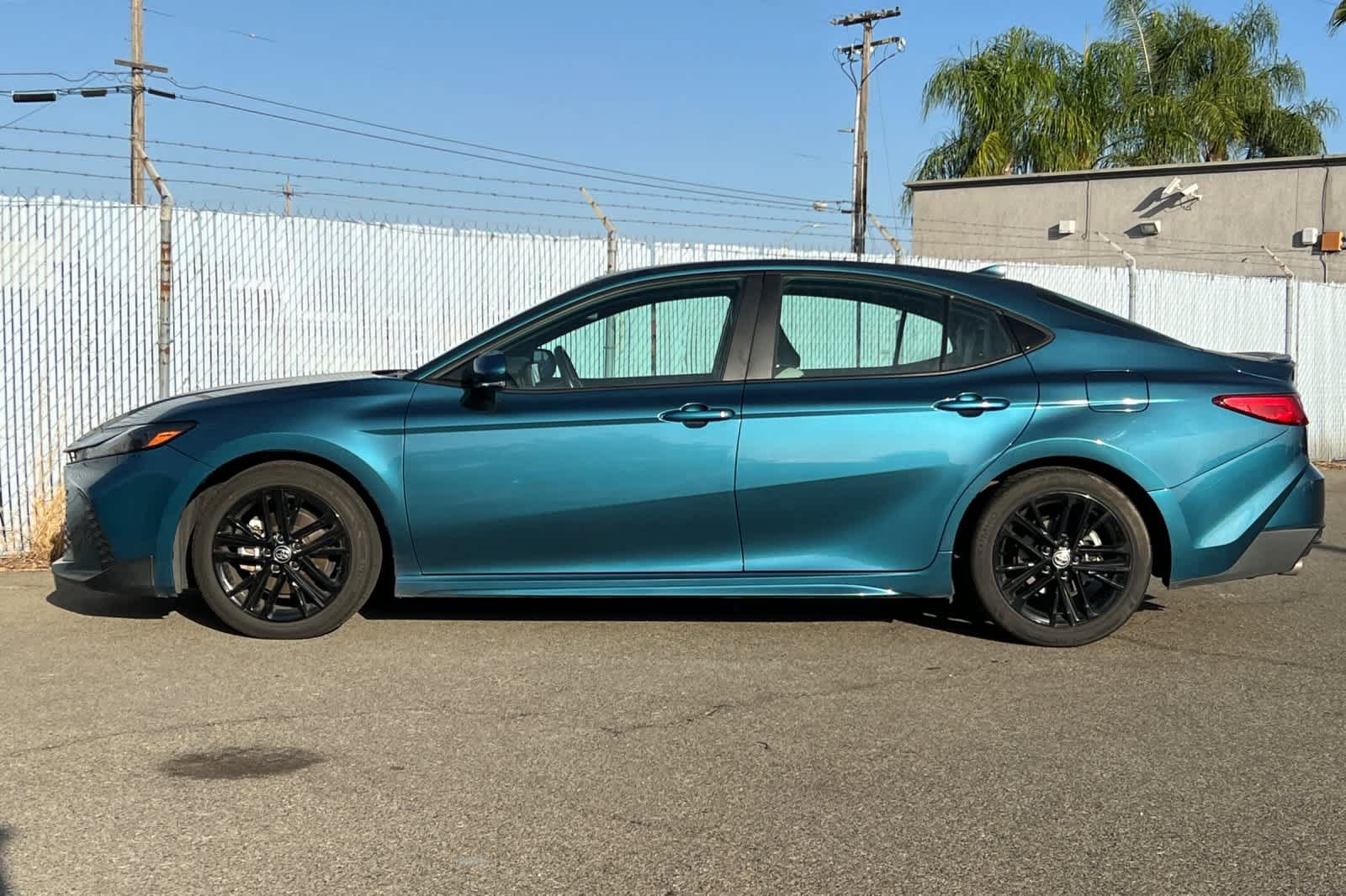 Used 2025 Toyota Camry SE FWD image 2