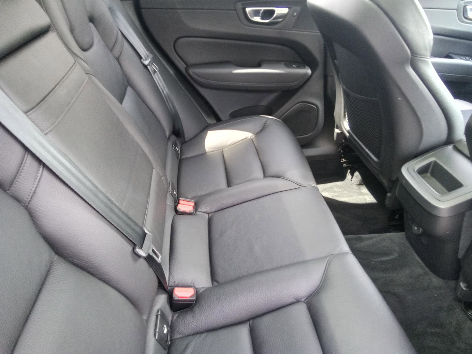 Used 2021 Volvo XC60 T5 Momentum w/ Protection Package Premier image 25