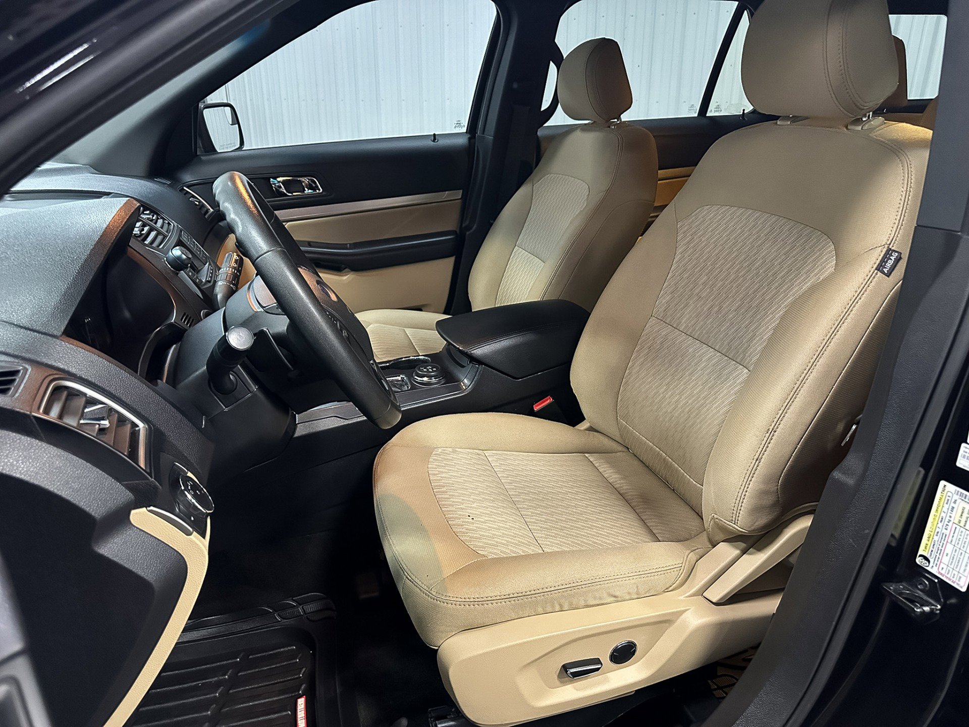 Used 2017 Ford Explorer XLT image 24