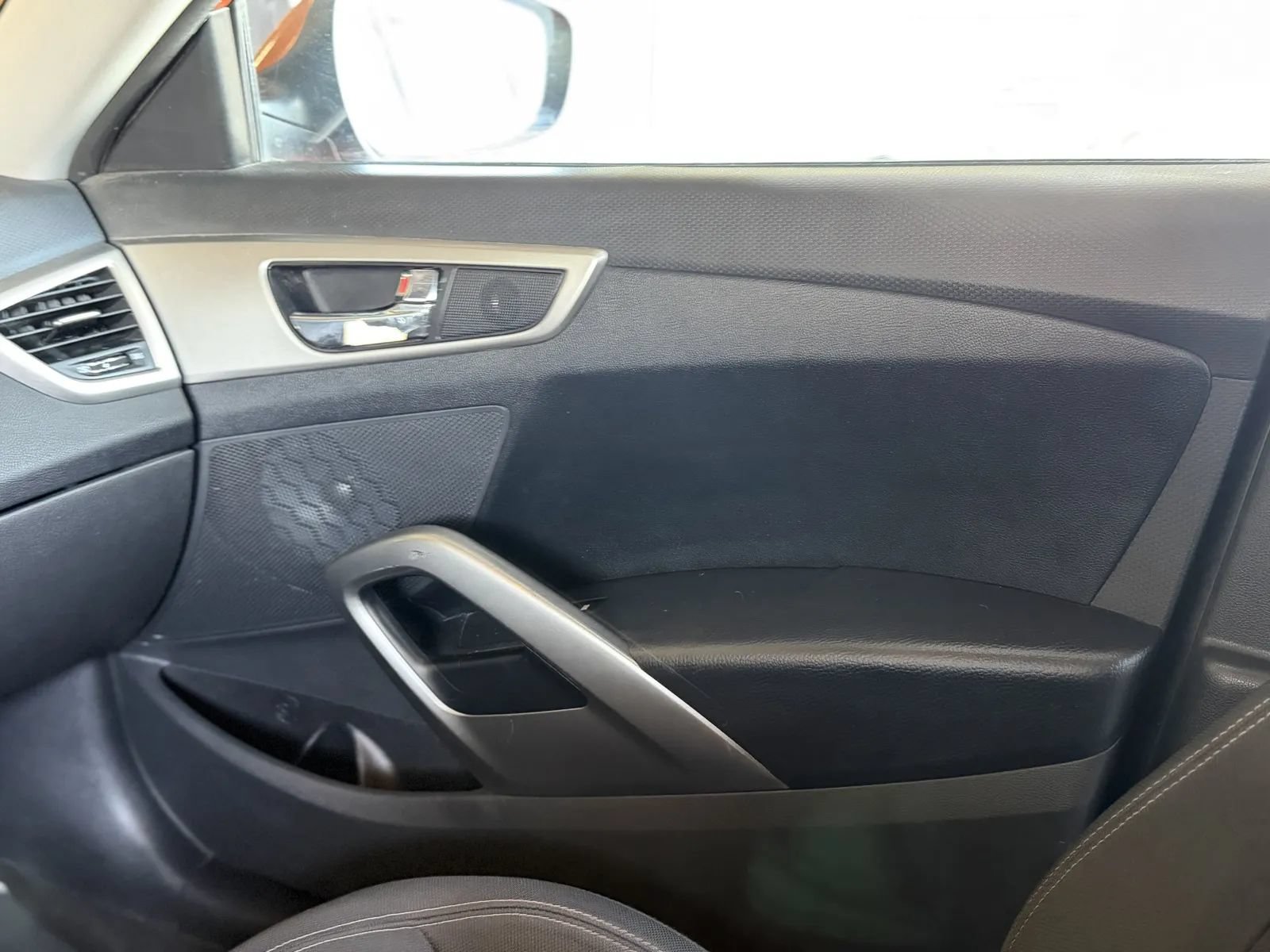 Used 2012 Hyundai Veloster FWD image 31