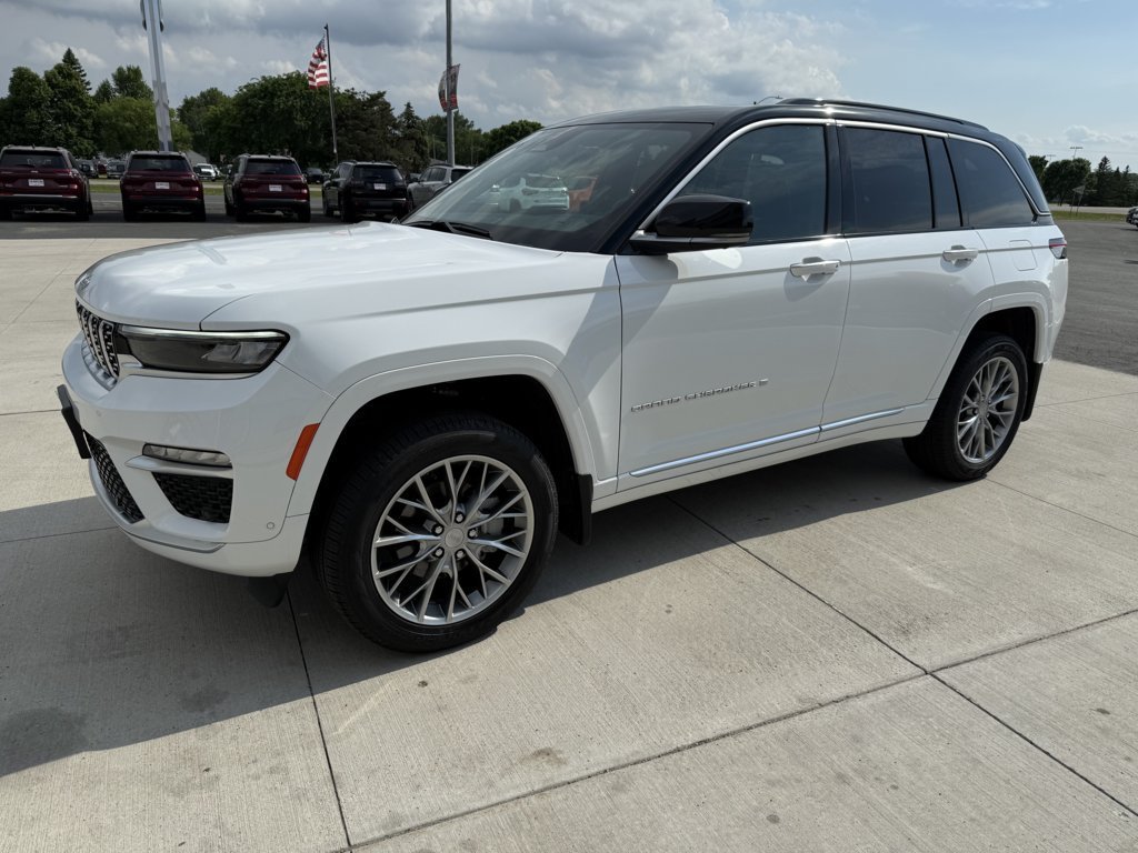 Used 2024 Jeep Grand Cherokee Summit w/ Luxury Tech Group V AWD/4WD image 4